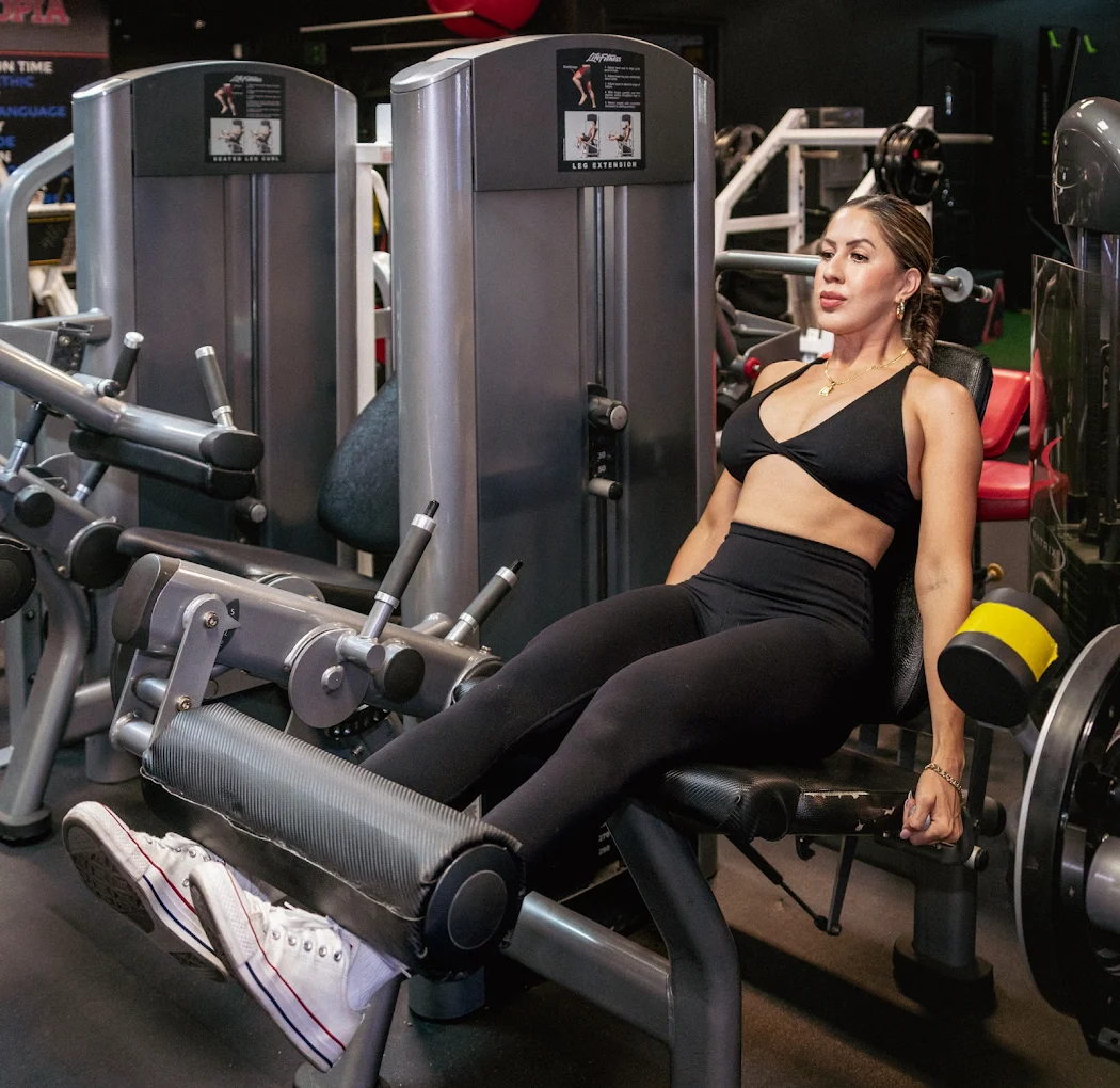 Member training on resistance machine